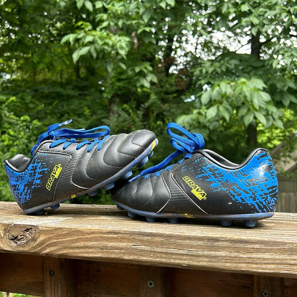 Boys size 1 Brava Soccer Cleats kids blue and black